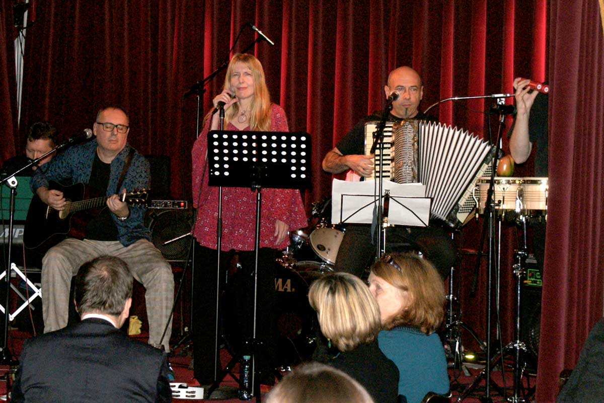 <br /><br /><br />Evelyn Blumenau und die Musikgruppe NOVI SAD 
(Konzert der Reihe WIEN.MUSIK, Rote Bar Volkstheater, Wien 2014)